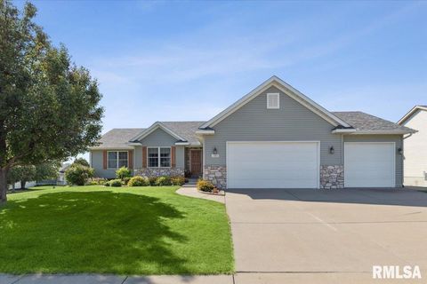 Photo of 1301 W 62ND Court, Davenport, IA 52806 (MLS # QC4267017)