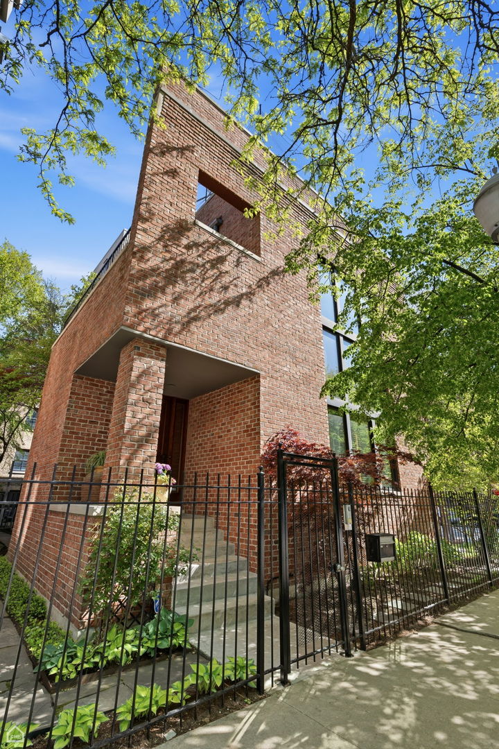 1202 W Fletcher Street