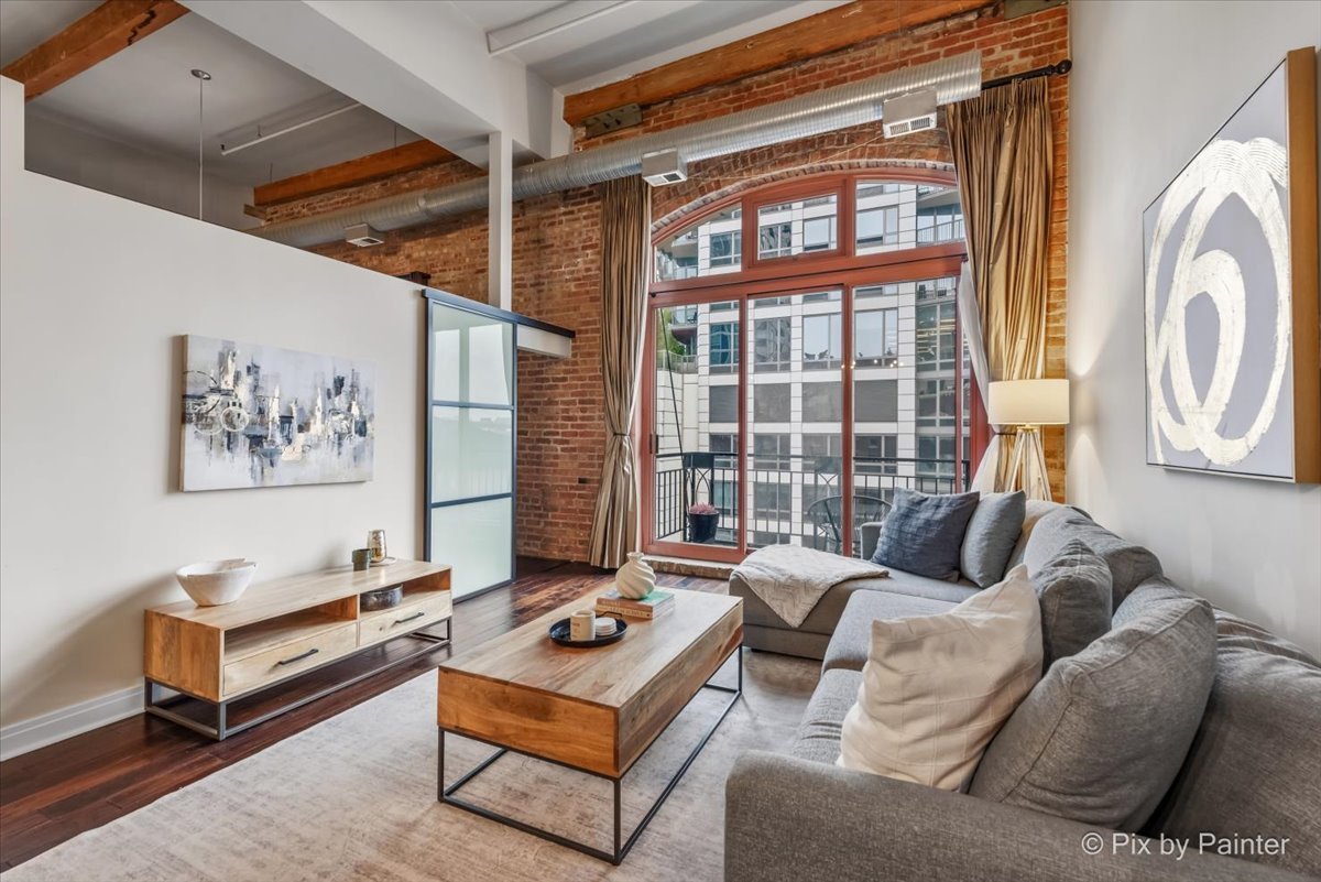 360 W Illinois Street 607