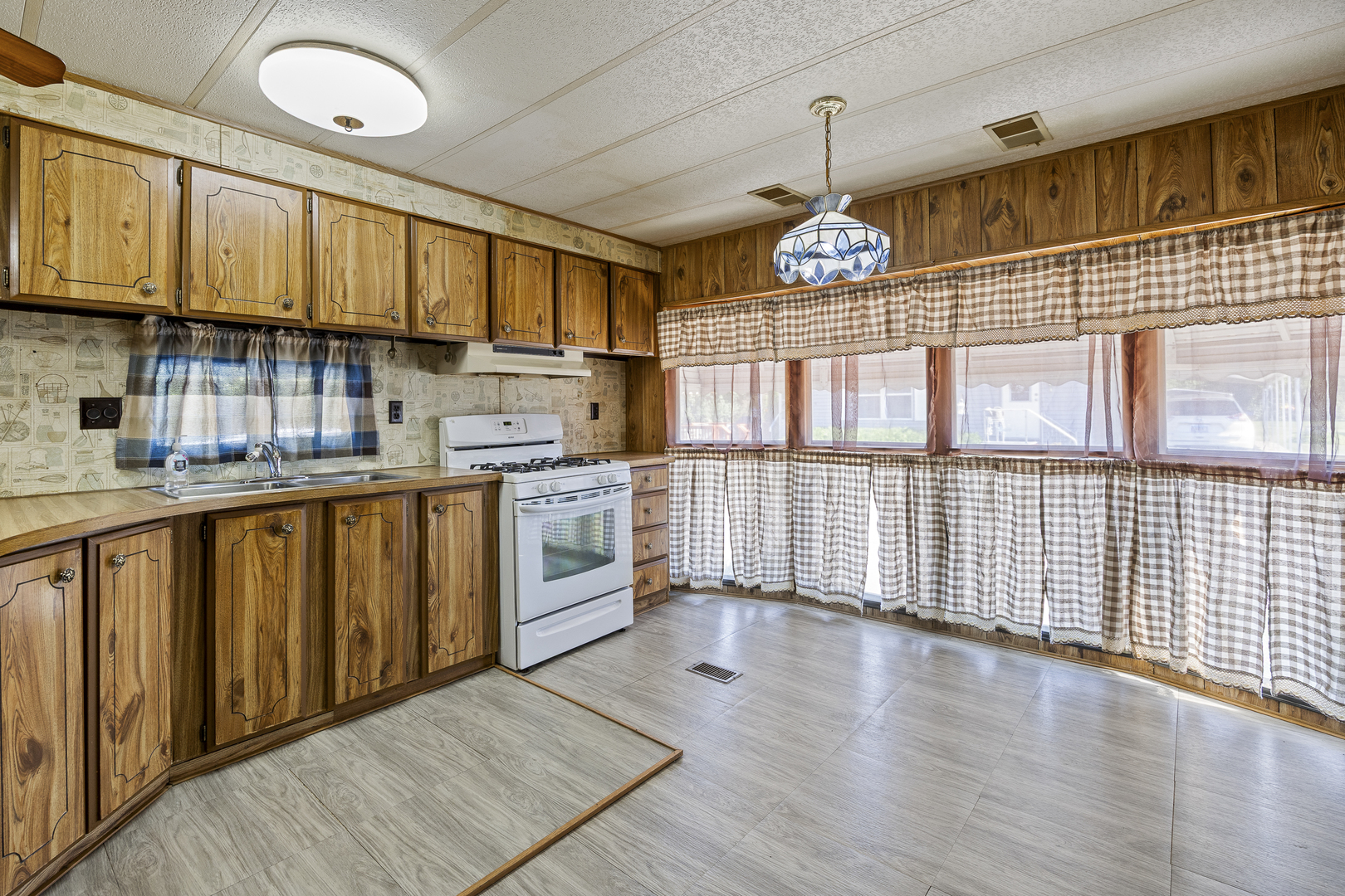 27W370 Geneva Road 19