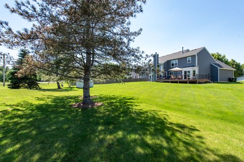 Tiny photo for 2901 Harrisburg Court, Lindenhurst, IL 60046 (MLS # 12682526)