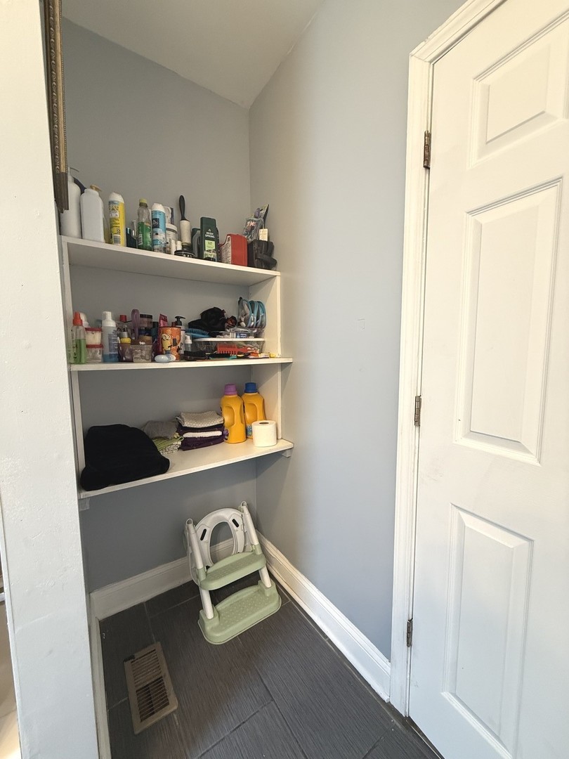 8329 S Burnham Avenue, Chicago, IL, 60617 4 8329 S Burnham Avenue