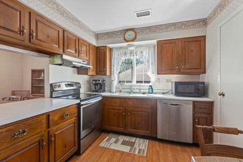Tiny photo for 4 Potawatomie Trail #4, Indian Head Park, IL 60525 (MLS # 12457687)