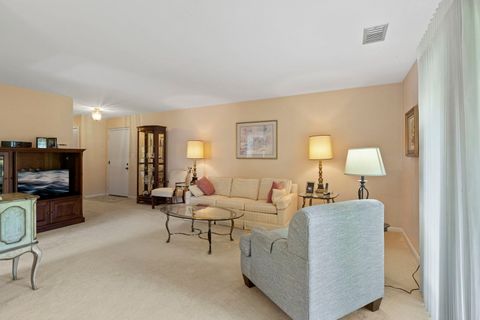 Tiny photo for 4 Potawatomie Trail #4, Indian Head Park, IL 60525 (MLS # 12457687)
