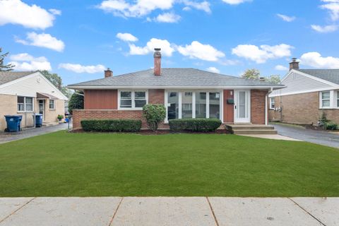 Photo of 773 E Lincoln Avenue, Des Plaines, IL 60018 (MLS # 12492038)