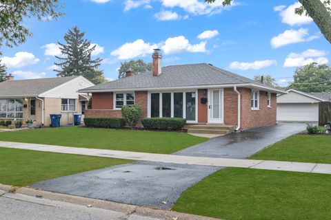 Tiny photo for 773 E Lincoln Avenue, Des Plaines, IL 60018 (MLS # 12492038)