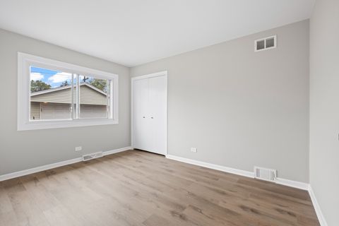 Tiny photo for 773 E Lincoln Avenue, Des Plaines, IL 60018 (MLS # 12492038)