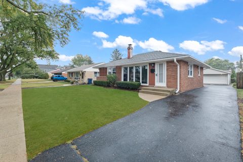 Tiny photo for 773 E Lincoln Avenue, Des Plaines, IL 60018 (MLS # 12492038)