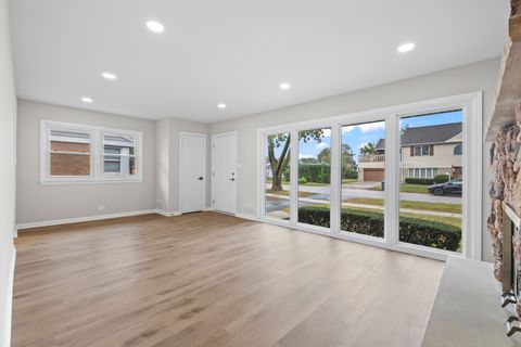 Tiny photo for 773 E Lincoln Avenue, Des Plaines, IL 60018 (MLS # 12492038)