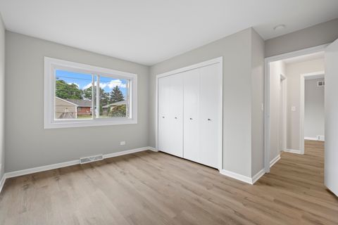 Tiny photo for 773 E Lincoln Avenue, Des Plaines, IL 60018 (MLS # 12492038)
