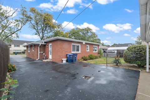 Tiny photo for 773 E Lincoln Avenue, Des Plaines, IL 60018 (MLS # 12492038)