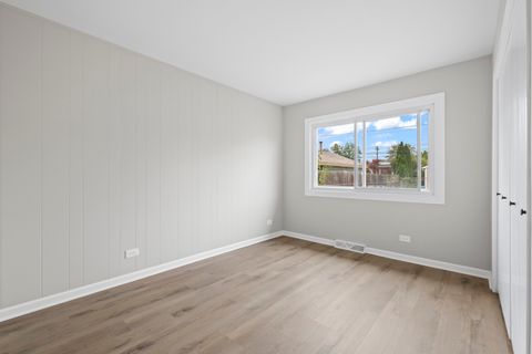Tiny photo for 773 E Lincoln Avenue, Des Plaines, IL 60018 (MLS # 12492038)