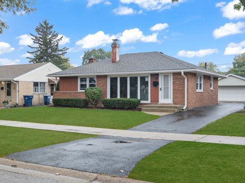 Photo of 773 E Lincoln Avenue, Des Plaines, IL 60018 (MLS # 12492038)