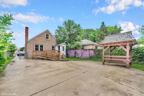 Tiny photo for 5608 N NAGLE Avenue, Chicago, IL 60646 (MLS # 12474020)