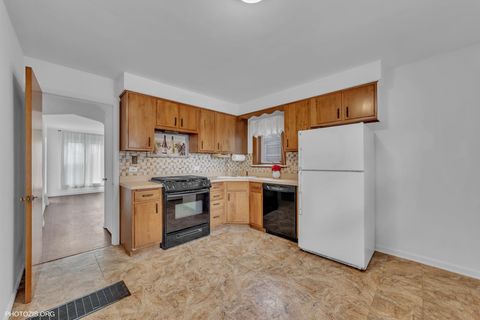 Tiny photo for 5608 N NAGLE Avenue, Chicago, IL 60646 (MLS # 12474020)