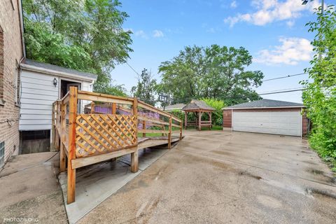 Tiny photo for 5608 N NAGLE Avenue, Chicago, IL 60646 (MLS # 12474020)