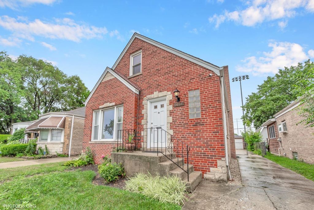 Photo for 5608 N NAGLE Avenue, Chicago, IL 60646 (MLS # 12474020)