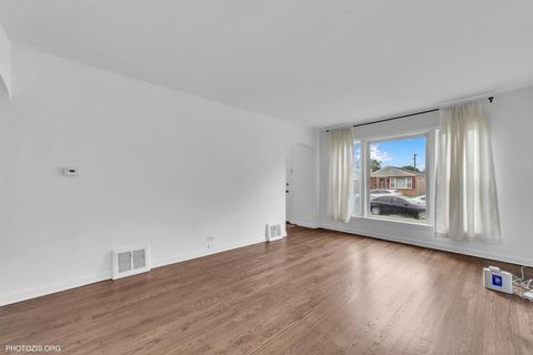 Tiny photo for 5608 N NAGLE Avenue, Chicago, IL 60646 (MLS # 12474020)