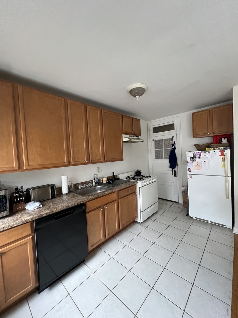 3325 N Lakewood Avenue 2