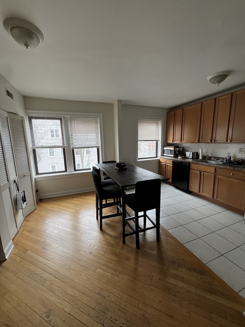 3325 N Lakewood Avenue 2