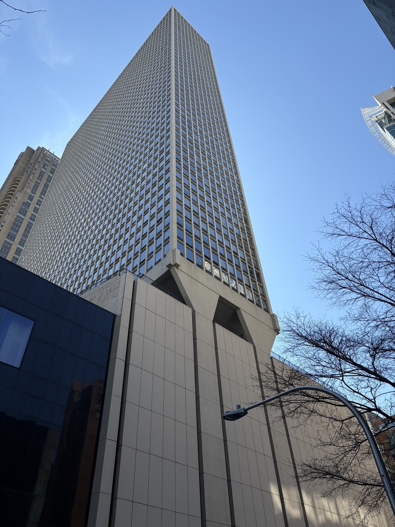 111 E Chestnut Street 17E