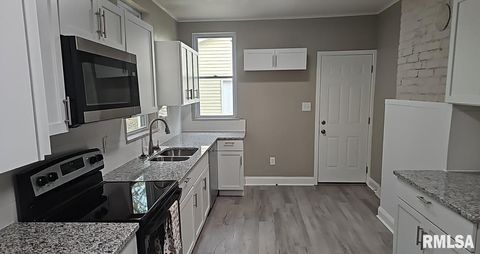 Tiny photo for 1122 MAPLE Street, Mt Vernon, IL 62864 (MLS # EB460676)