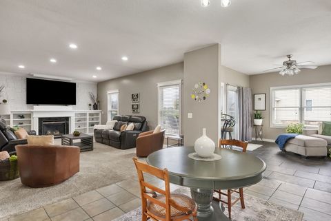 Tiny photo for 5911 Woodland Avenue, Davenport, IA 52807 (MLS # 12606707)