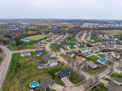 Tiny photo for 5911 Woodland Avenue, Davenport, IA 52807 (MLS # 12606707)