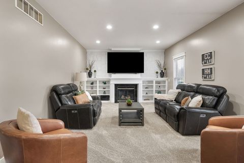 Tiny photo for 5911 Woodland Avenue, Davenport, IA 52807 (MLS # 12606707)