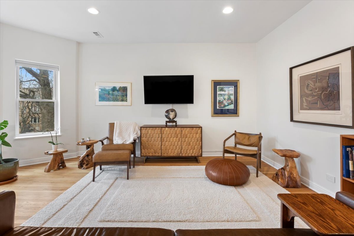 4655 N Winchester Avenue 2N