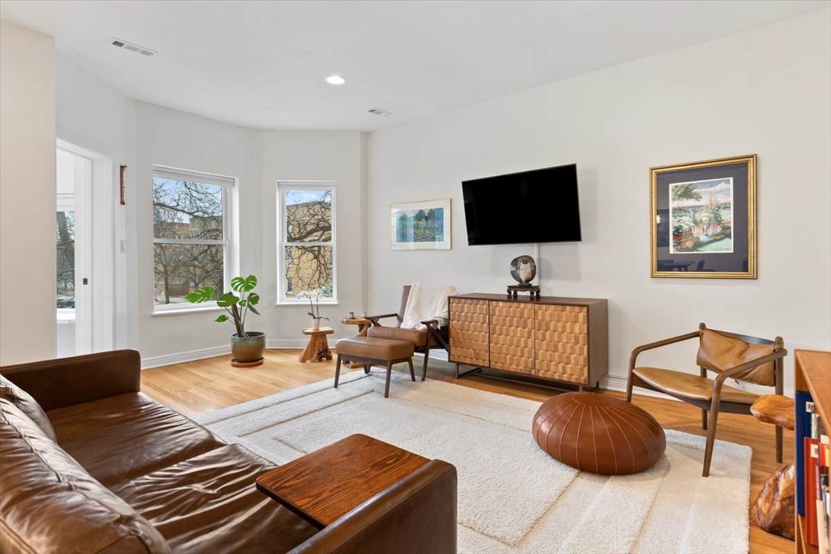 4655 N Winchester Avenue 2N