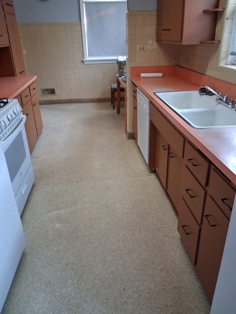 6325 N Whipple Avenue