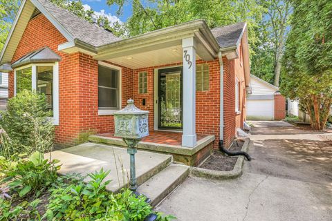 Photo of 709 W Vermont Avenue, Urbana, IL 61801 (MLS # 12521986)