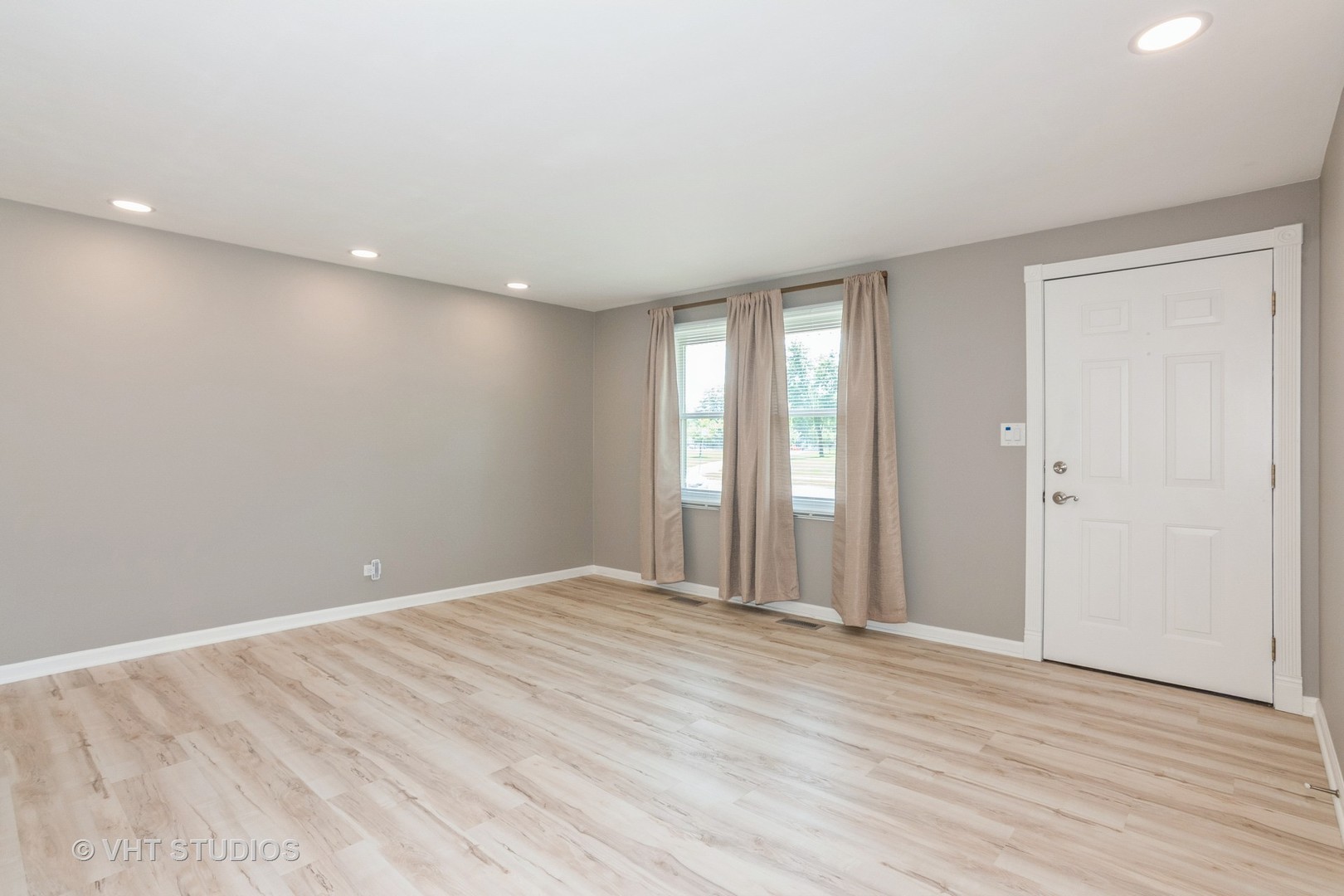 206 W Hartford Drive