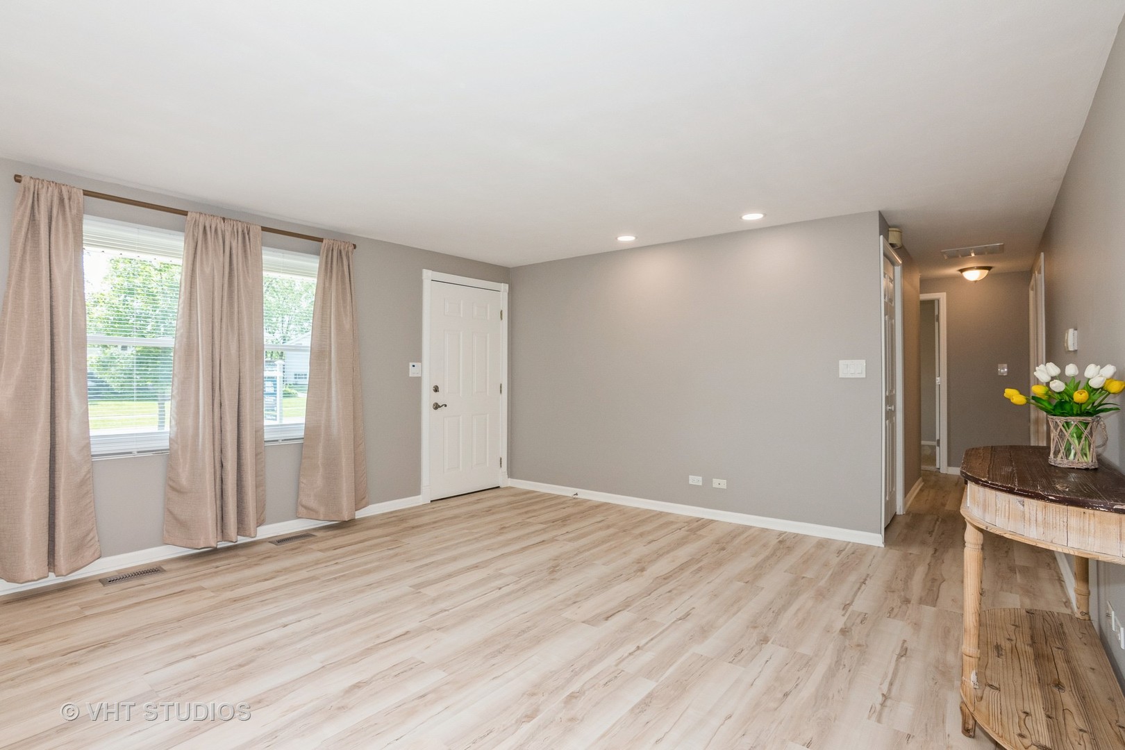 206 W Hartford Drive