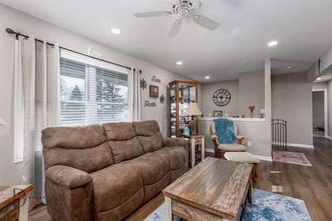 Tiny photo for 4 Maplewood Lane, Ottawa, IL 61350 (MLS # 12547820)