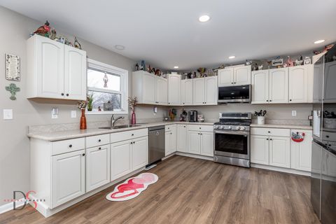 Tiny photo for 4 Maplewood Lane, Ottawa, IL 61350 (MLS # 12547820)