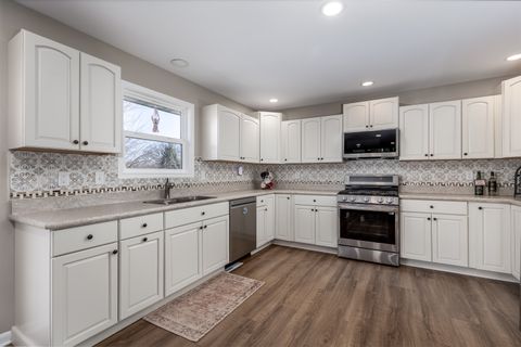 Tiny photo for 4 Maplewood Lane, Ottawa, IL 61350 (MLS # 12547820)