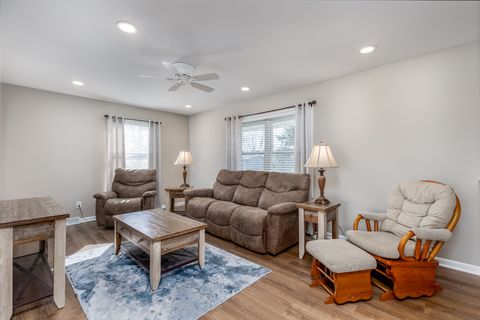 Tiny photo for 4 Maplewood Lane, Ottawa, IL 61350 (MLS # 12547820)