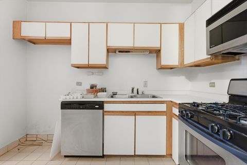 Tiny photo for 550 W Surf Street #319, Chicago, IL 60657 (MLS # 12610329)
