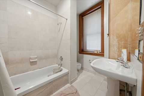 Tiny photo for 550 W Surf Street #319, Chicago, IL 60657 (MLS # 12610329)