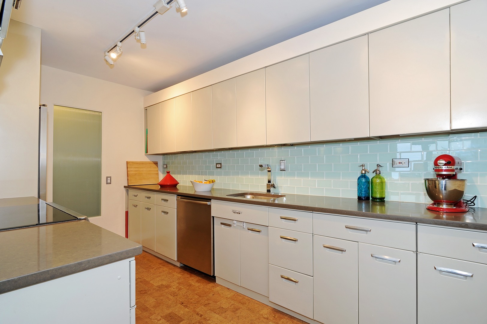 330 W DIVERSEY Parkway 2202