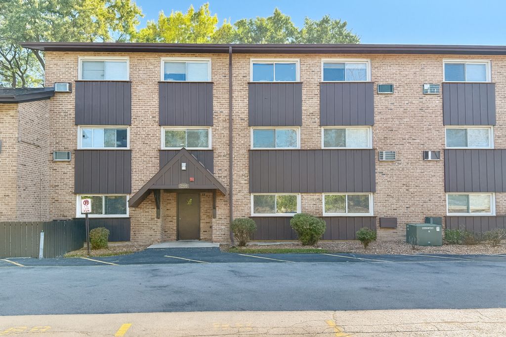 Photo for 2209 Arbor Circle #6, Downers Grove, IL 60515 (MLS # 12490885)