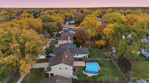 Tiny photo for 1813 E Wood Lane, Mount Prospect, IL 60056 (MLS # 12522057)
