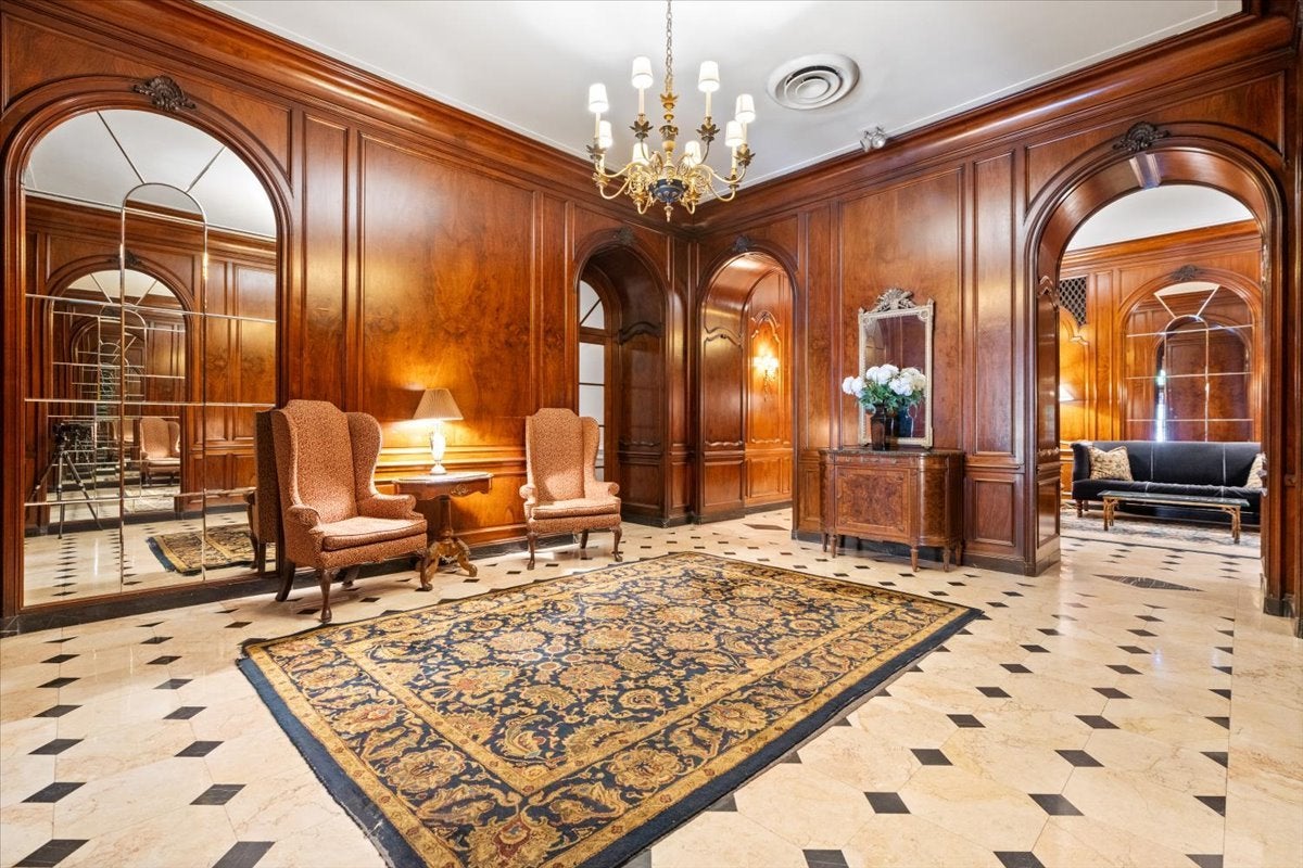 2000 N Lincoln Park West 1214