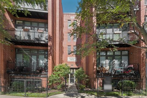 Photo of 1738 W Belmont Avenue #1R, Chicago, IL 60657 (MLS # 12467858)