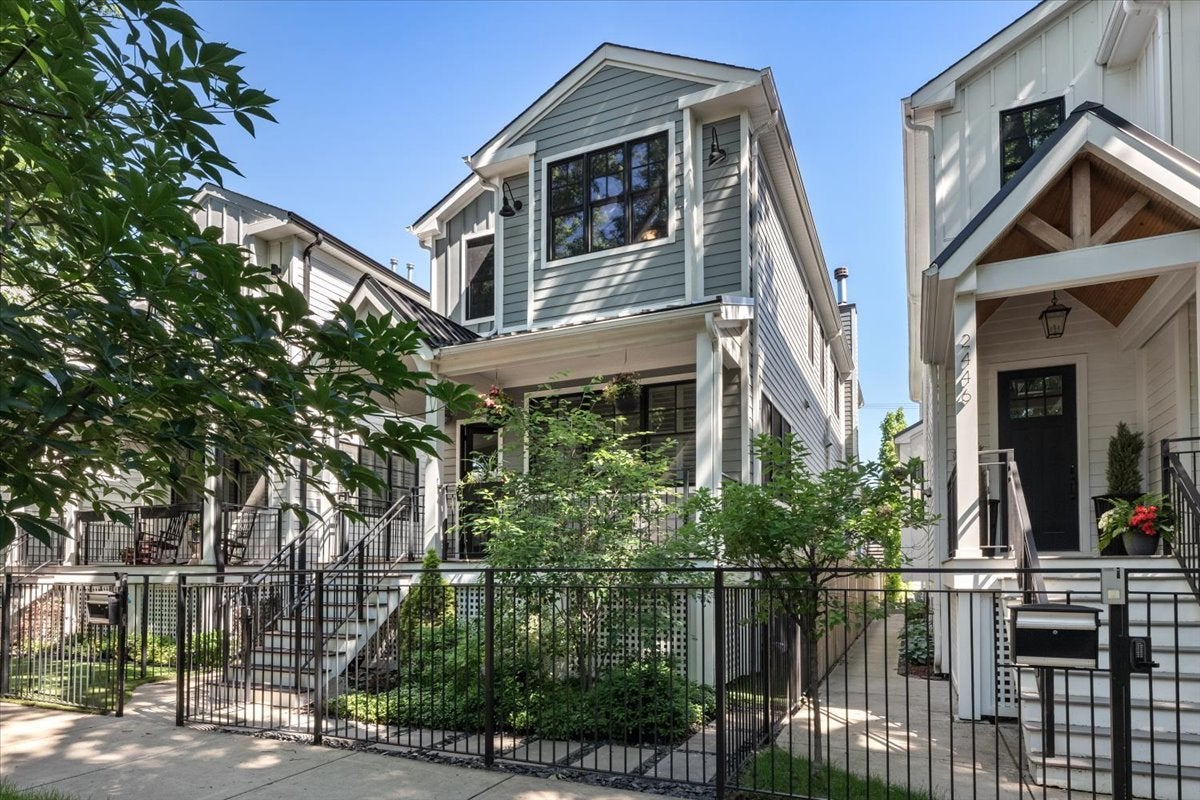 2448 W Moffat Street