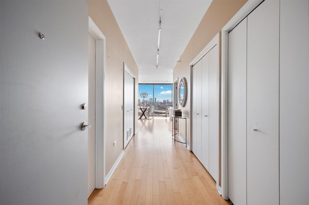 860 W Blackhawk Street 2108