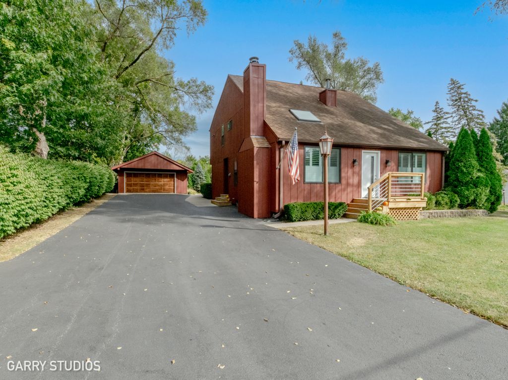 Photo for 6N447 Virginia Road, Roselle, IL 60172 (MLS # 12485167)