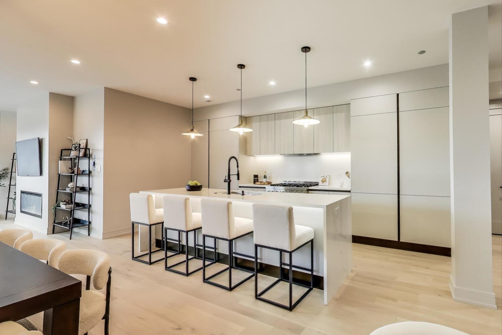 613 N Ogden Avenue 2E